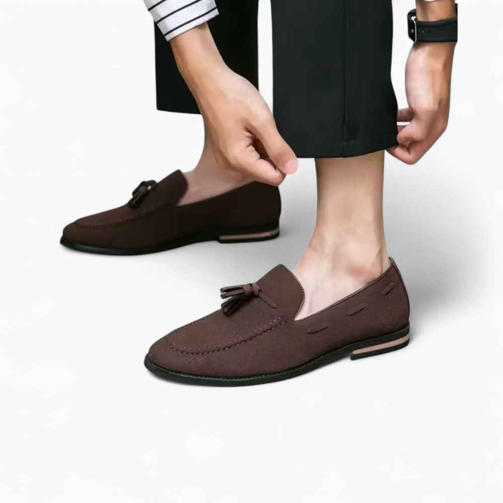 Mocassins à glands en faux daim à surpiqûres blanches