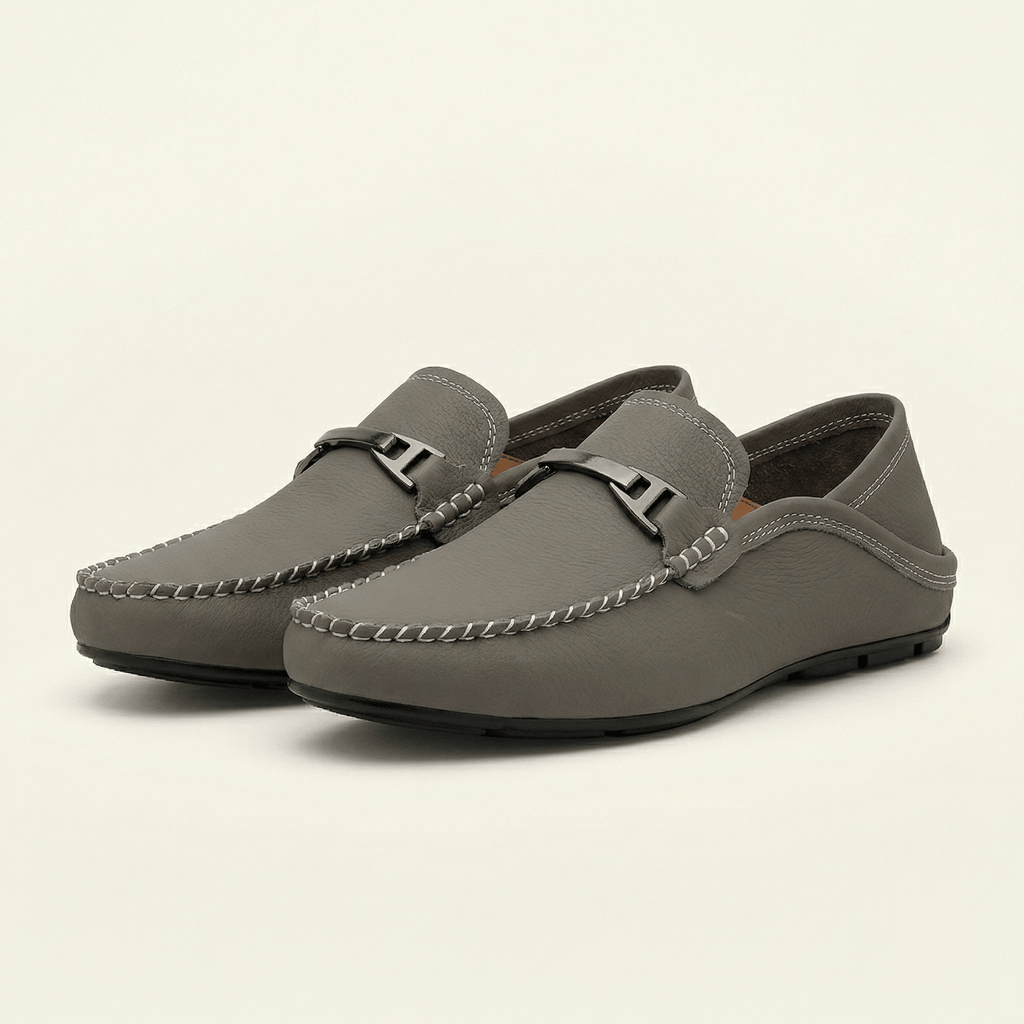 Mocassin à Ornement Métallique en Cuir Lisse