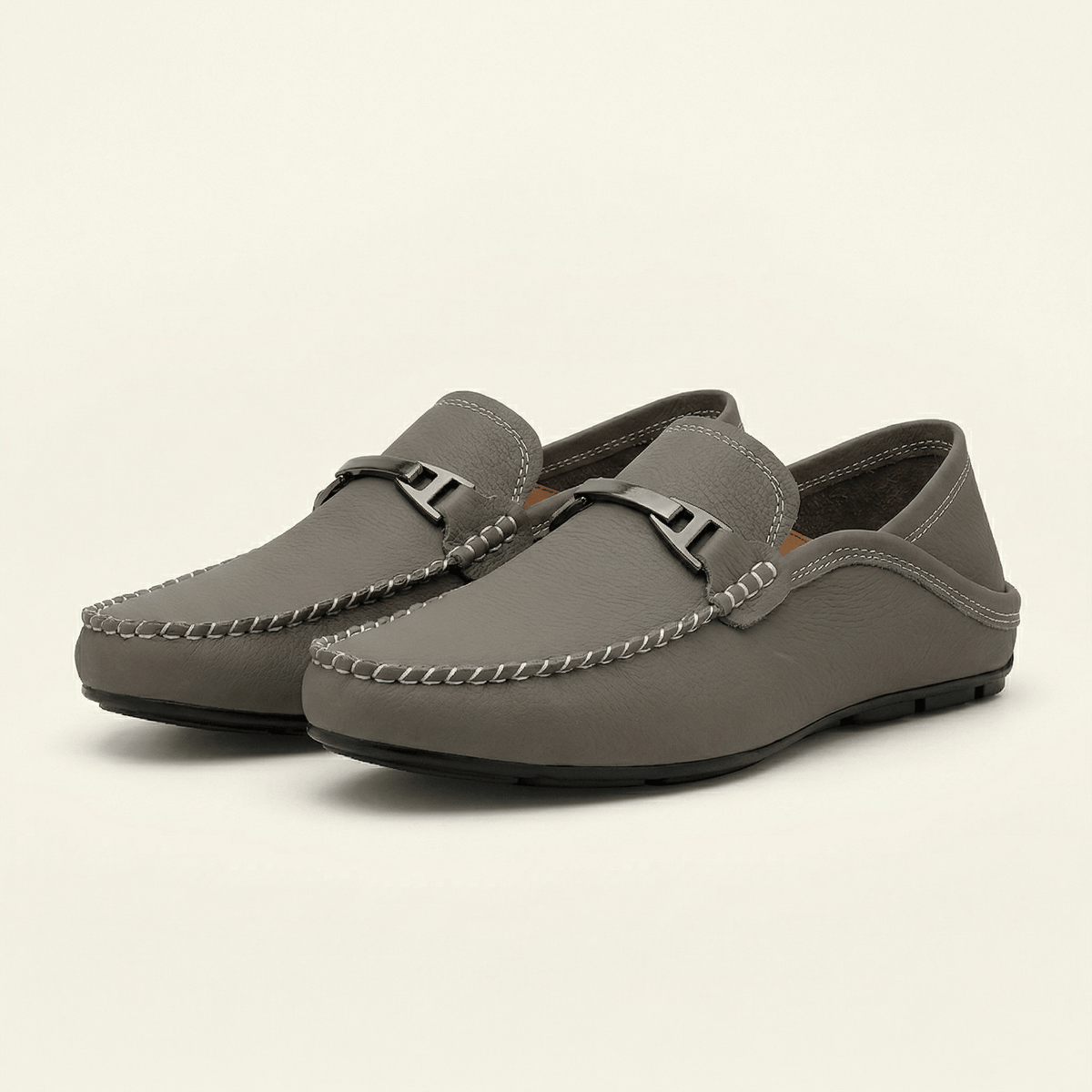 Mocassin à Ornement Métallique en Cuir Lisse