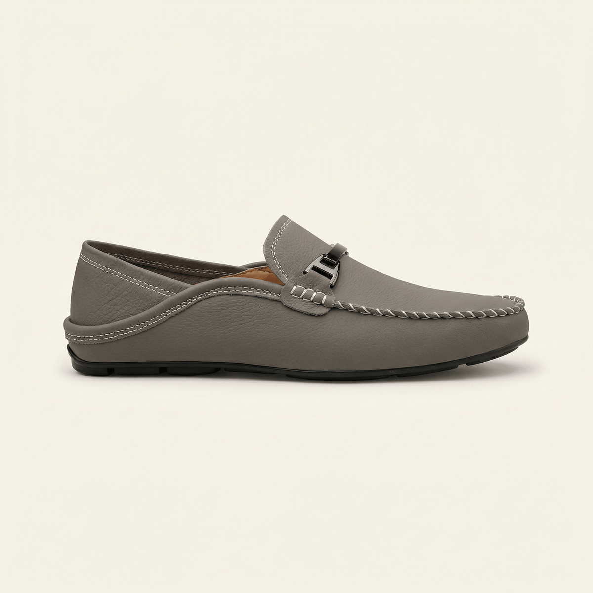Mocassin à Ornement Métallique en Cuir Lisse