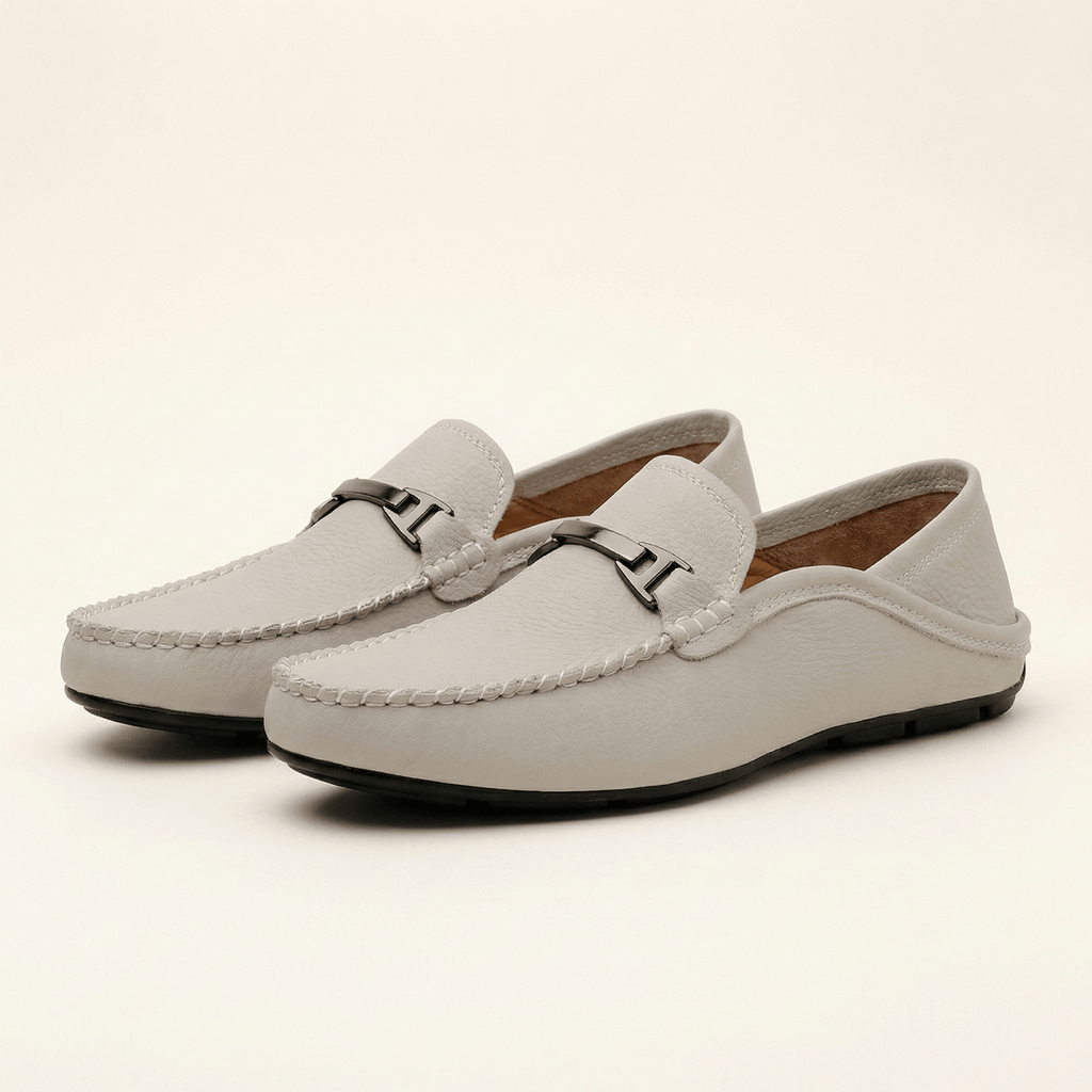 Mocassin à Ornement Métallique en Cuir Lisse
