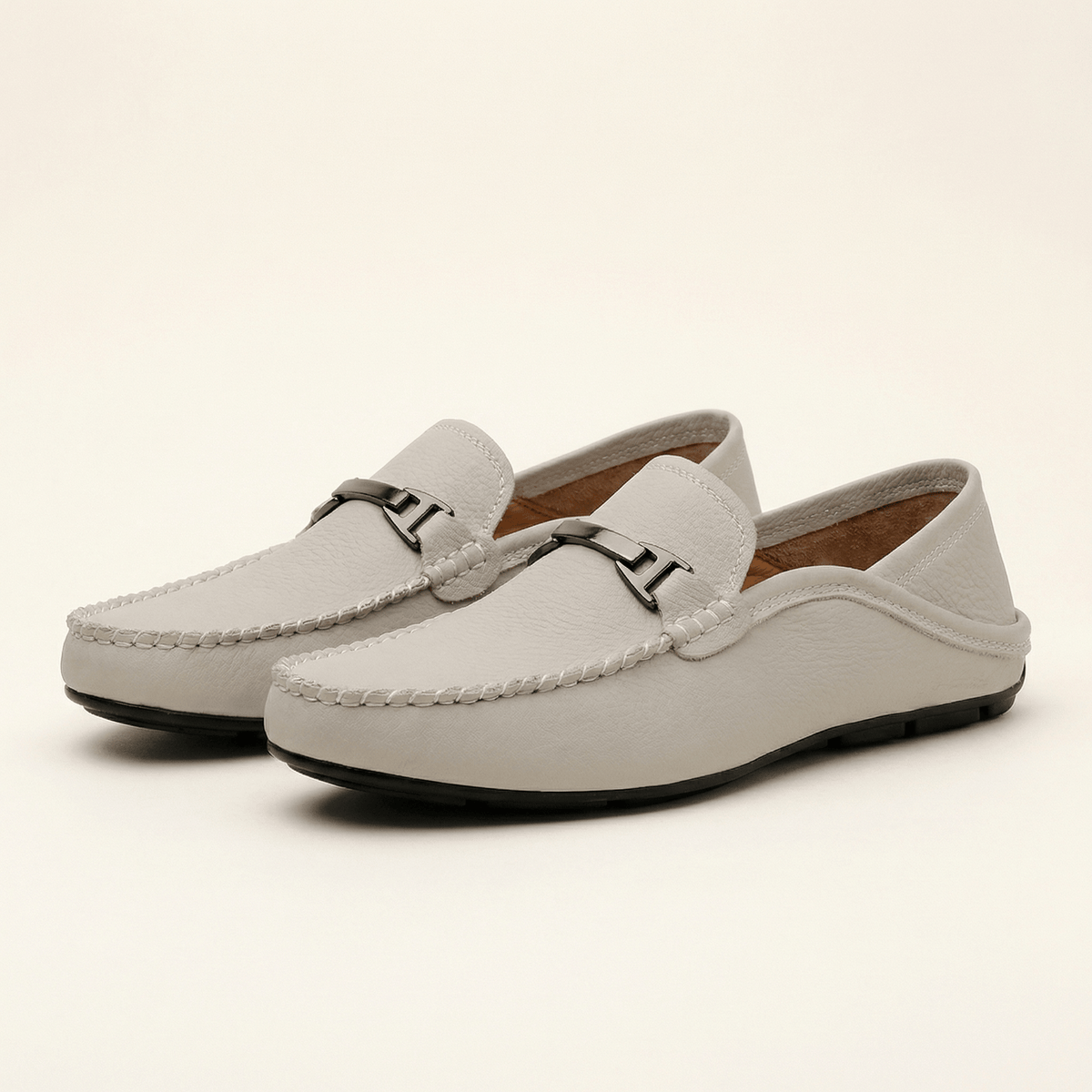 Mocassin à Ornement Métallique en Cuir Lisse
